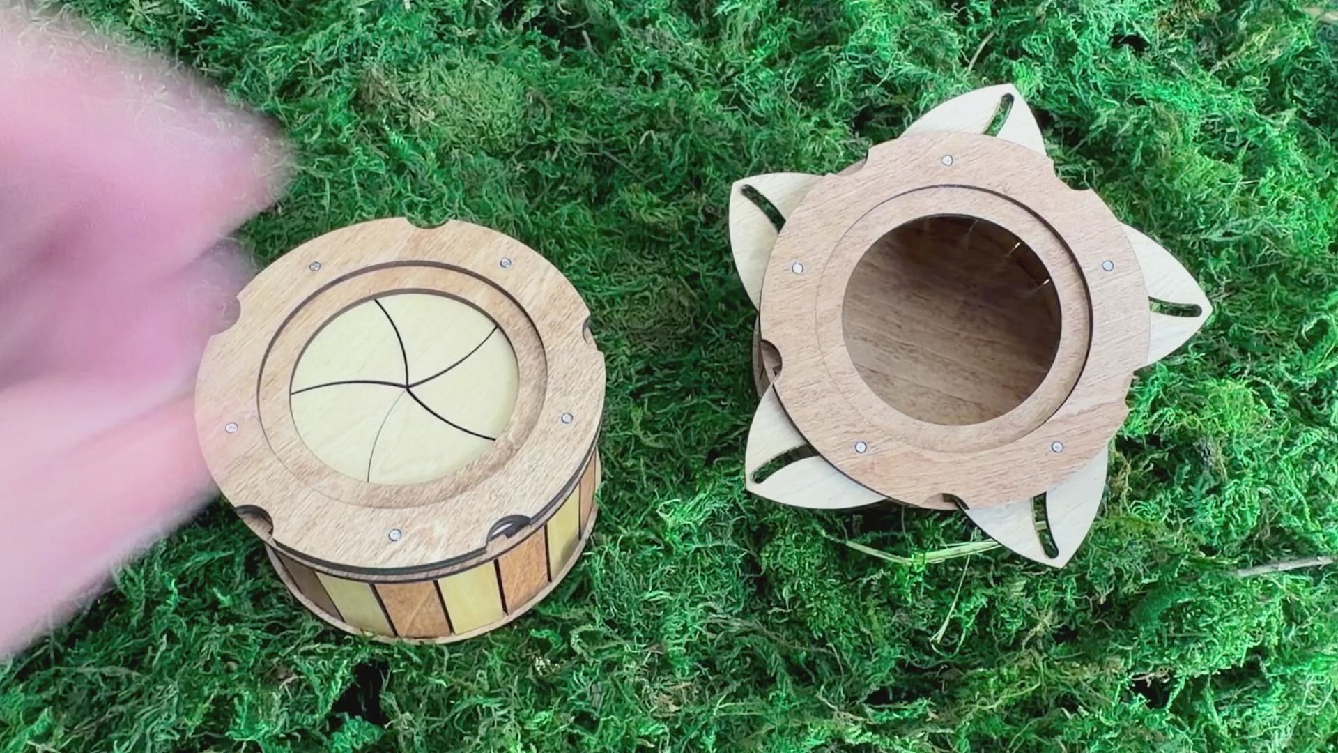 Video demonstration of the classic wooden iris box and its twist-opening lid mechanism.